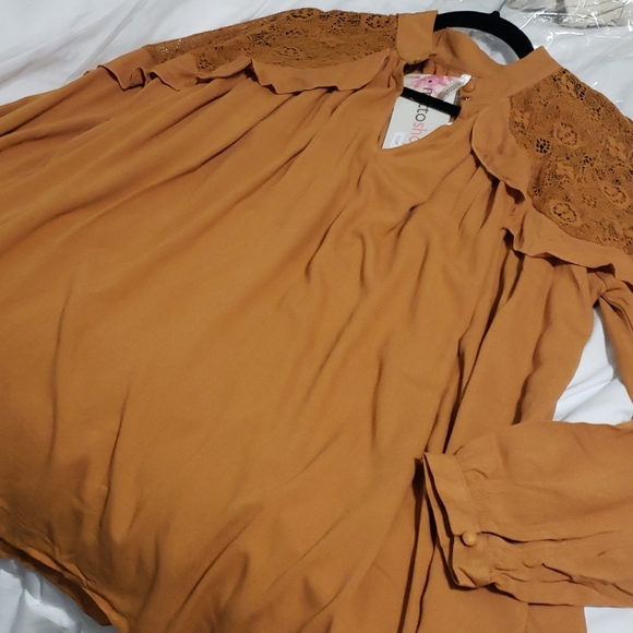 ♥️New boutique lace shoulder top - Picture 8 of 15